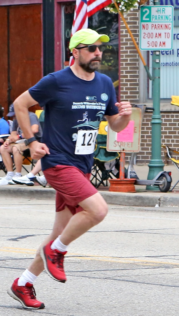 Picture of Steven Sahyun running the Whippet City Mile in 2024